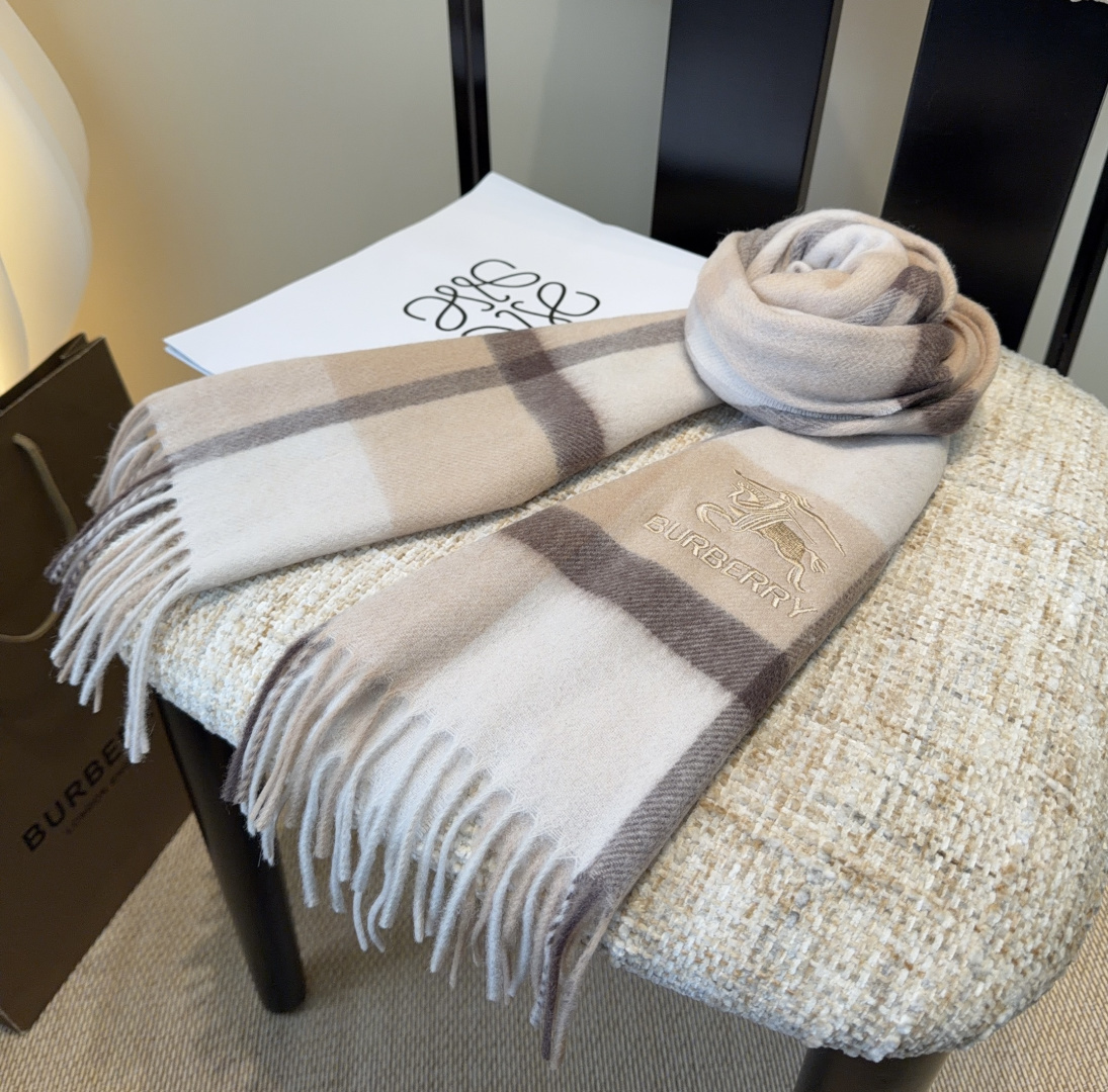 Burberry · 巴宝莉围巾❗️好看的要疯掉了，太有型太有魅力了❗️❗️非常斯文时尚的秋冬单品！真的