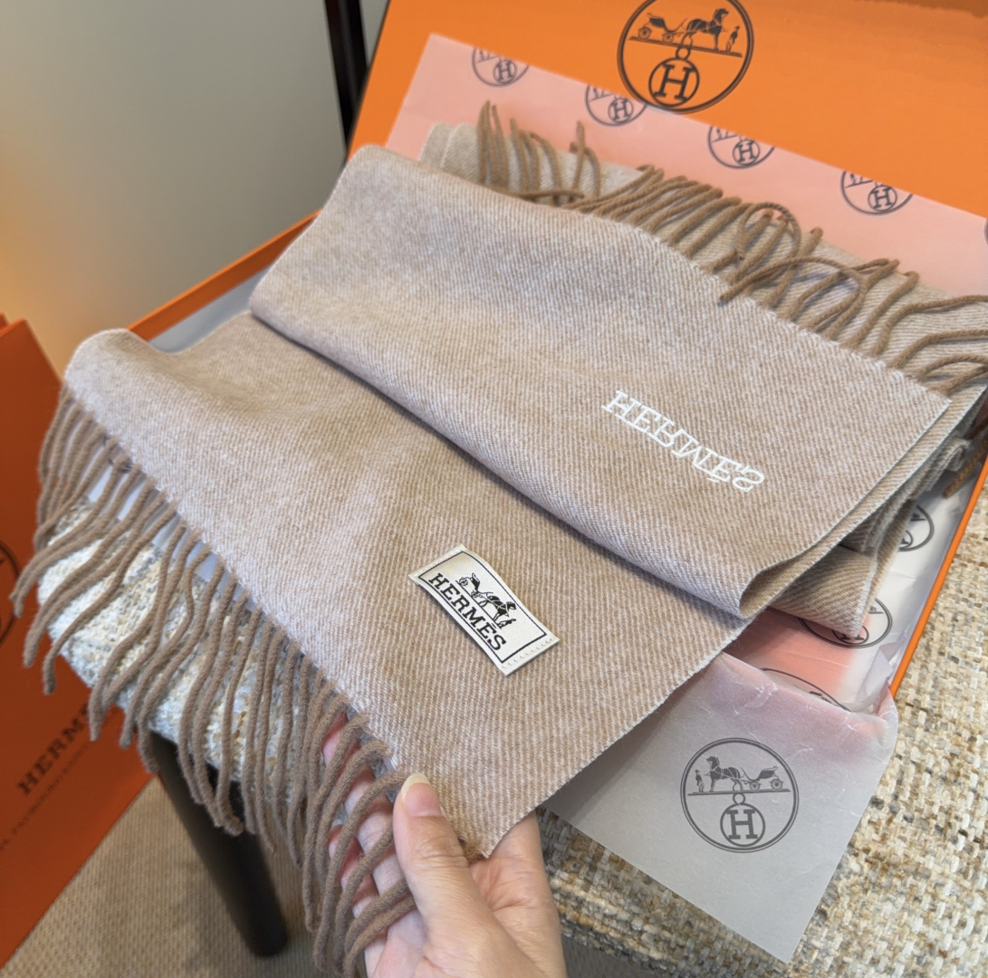 2025年Hermes · 爱马仕，难得一见的温柔配色，低调又不失优雅❗️】重点推荐❗️双边配色，一条围