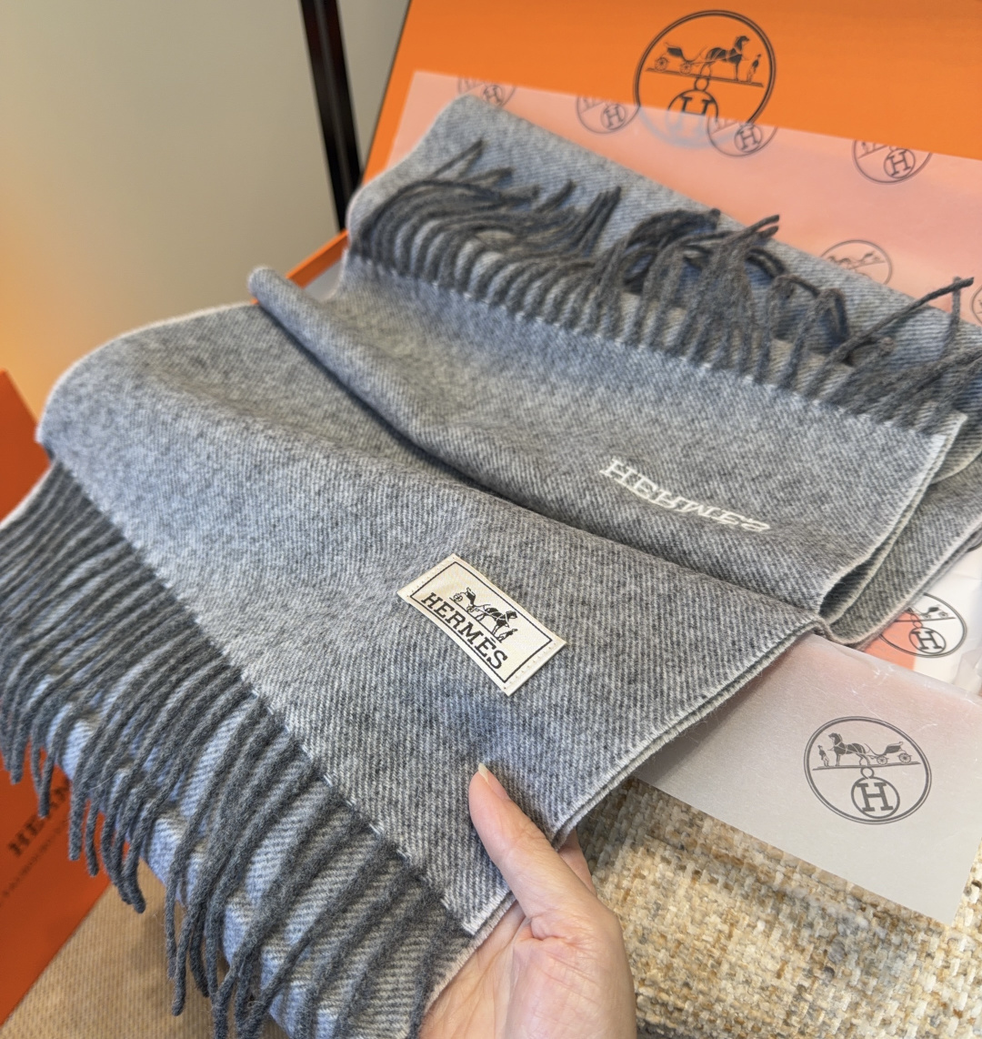 2025年Hermes · 爱马仕，难得一见的温柔配色，低调又不失优雅❗️】重点推荐❗️双边配色，一条围