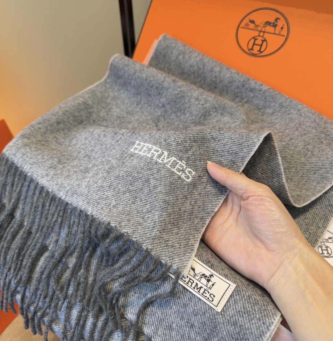 2025年Hermes · 爱马仕，难得一见的温柔配色，低调又不失优雅❗️】重点推荐❗️双边配色，一条围