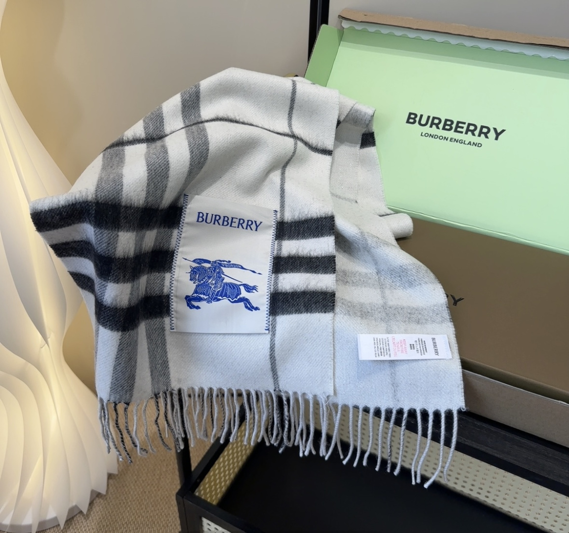 【▪️家属福利来了！！巴宝莉高端重磅男士围巾！】怒赞推荐，激动~！！下手绝对要快，同步专柜，最高端的男士