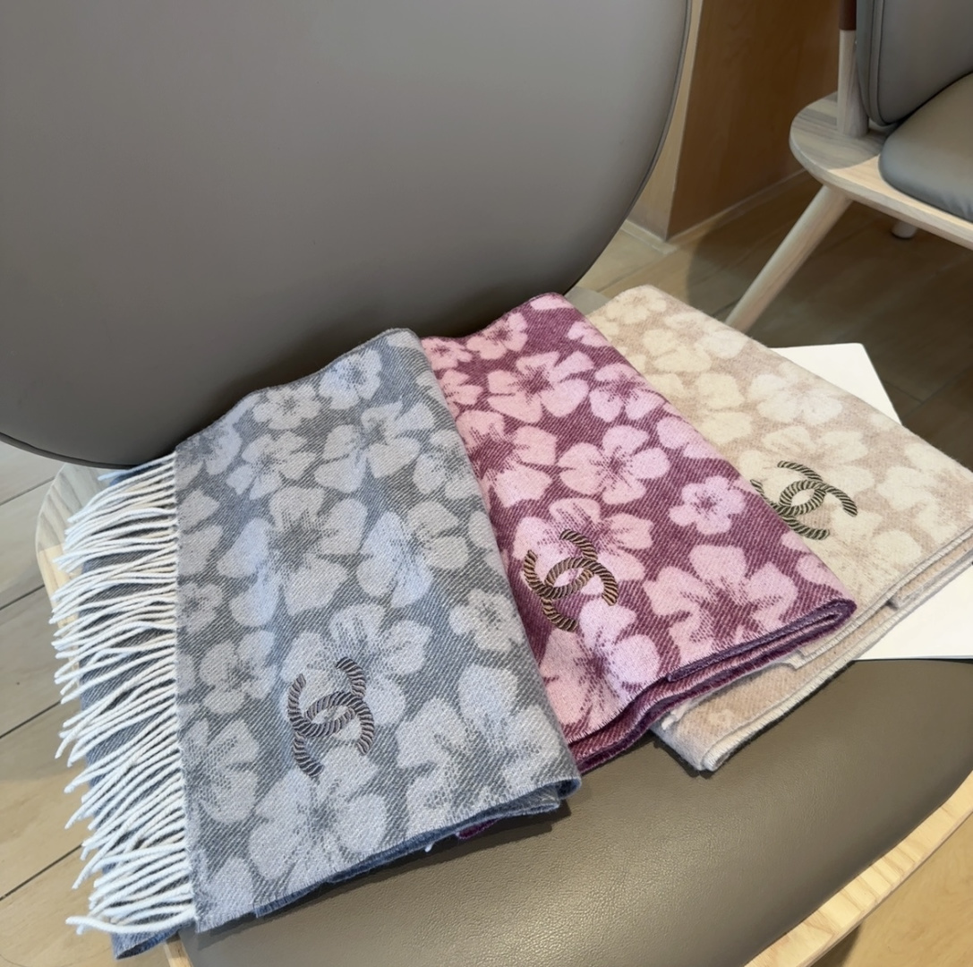 上新！2025秋冬香奈儿男女同款，同步，高端羊绒针织围巾！ 可正式，可随意，非常Classical的设计