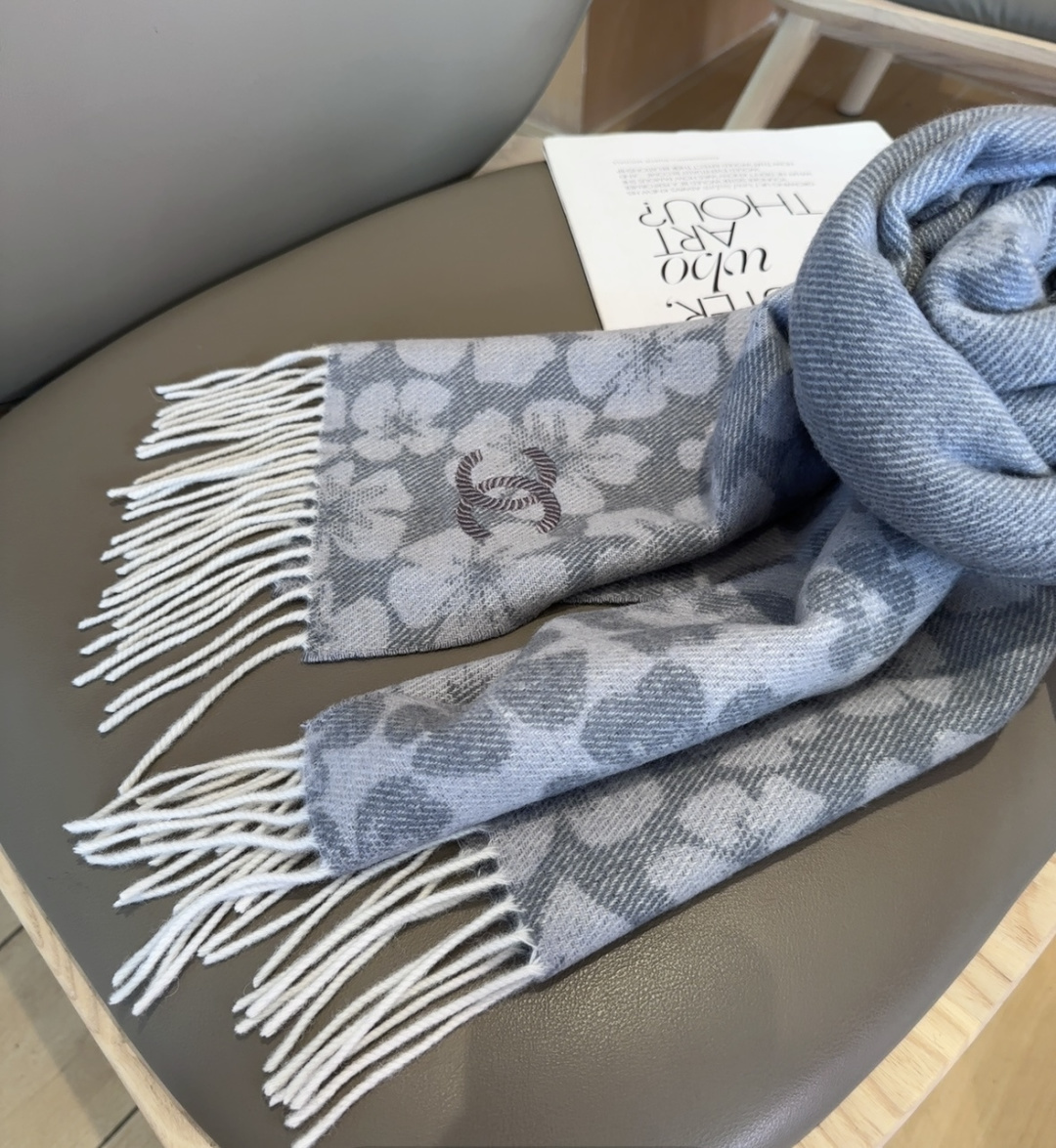 上新！2025秋冬香奈儿男女同款，同步，高端羊绒针织围巾！ 可正式，可随意，非常Classical的设计