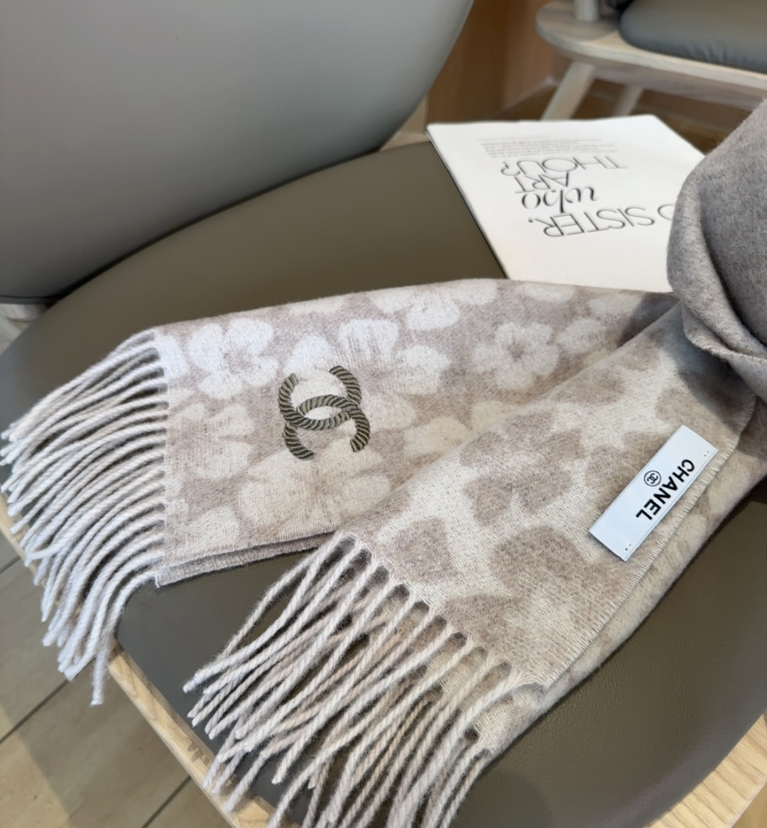 上新！2025秋冬香奈儿男女同款，同步，高端羊绒针织围巾！ 可正式，可随意，非常Classical的设计