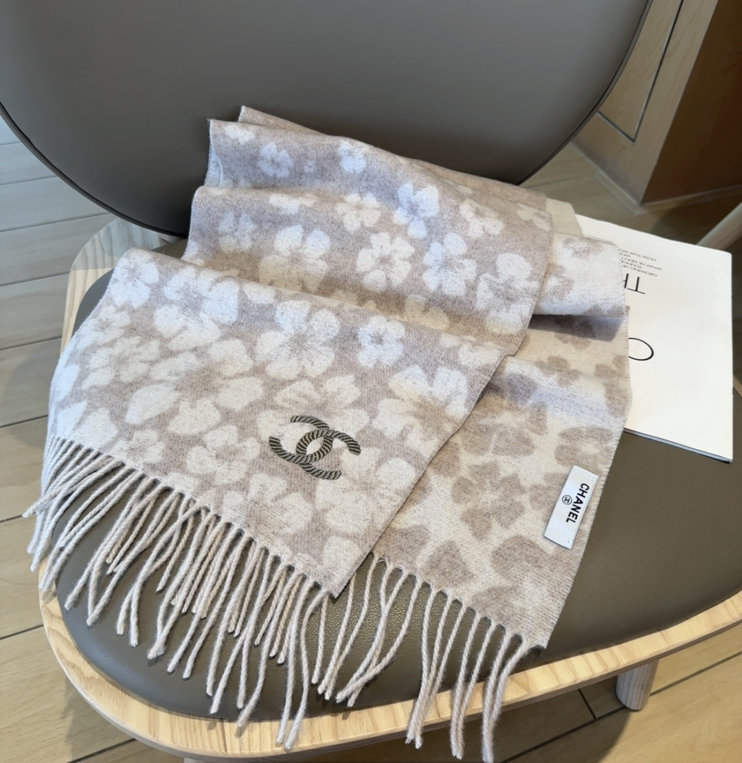 上新！2025秋冬香奈儿男女同款，同步，高端羊绒针织围巾！ 可正式，可随意，非常Classical的设计