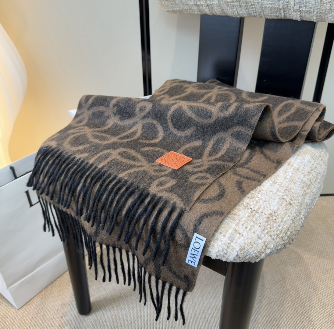 【▪Loewe · 罗意威难得一见的温柔配色，低调又不失优雅❗】重点推荐❗双面配色，一条围巾两种风格搭配