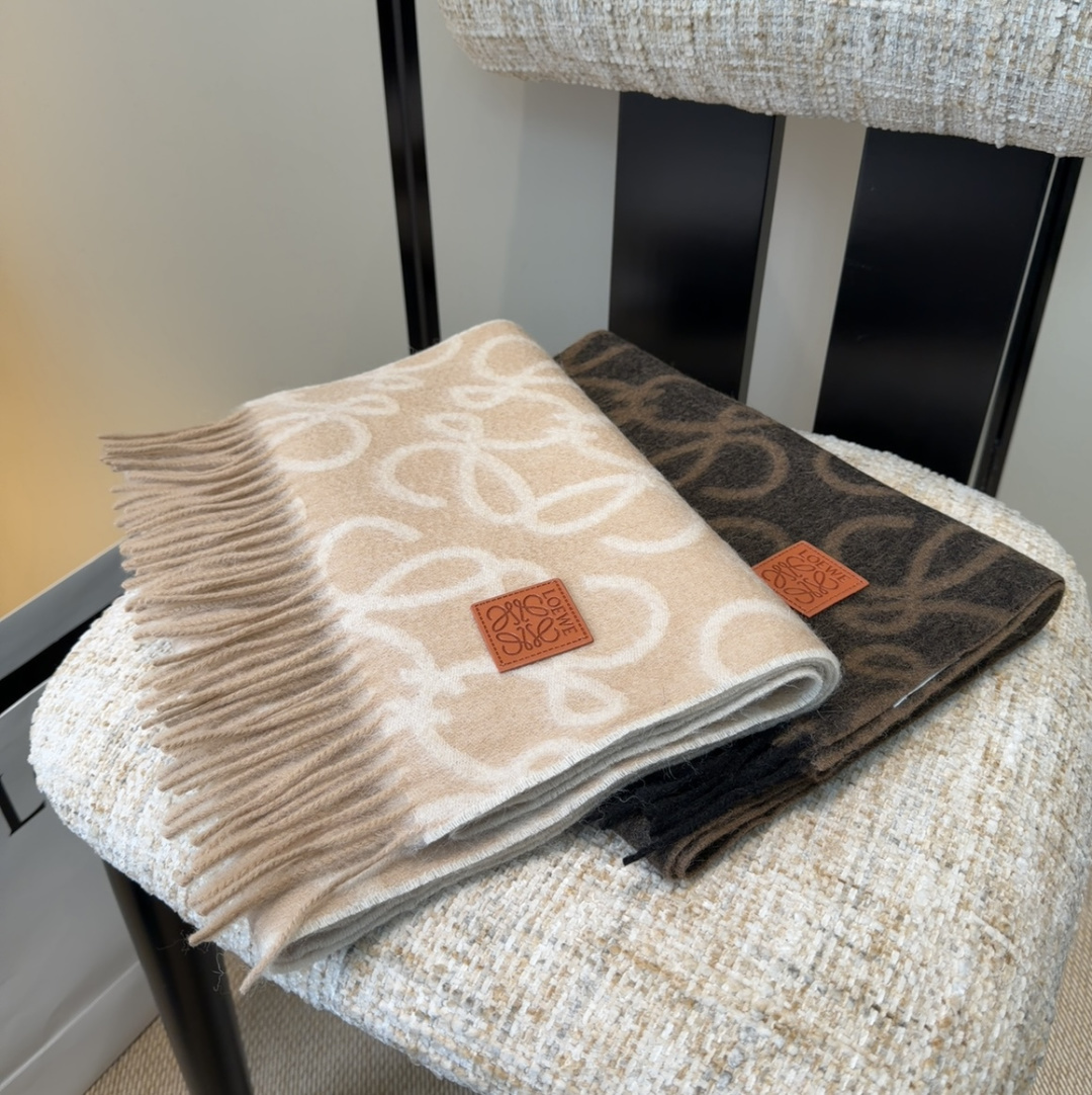 【▪Loewe · 罗意威难得一见的温柔配色，低调又不失优雅❗】重点推荐❗双面配色，一条围巾两种风格搭配