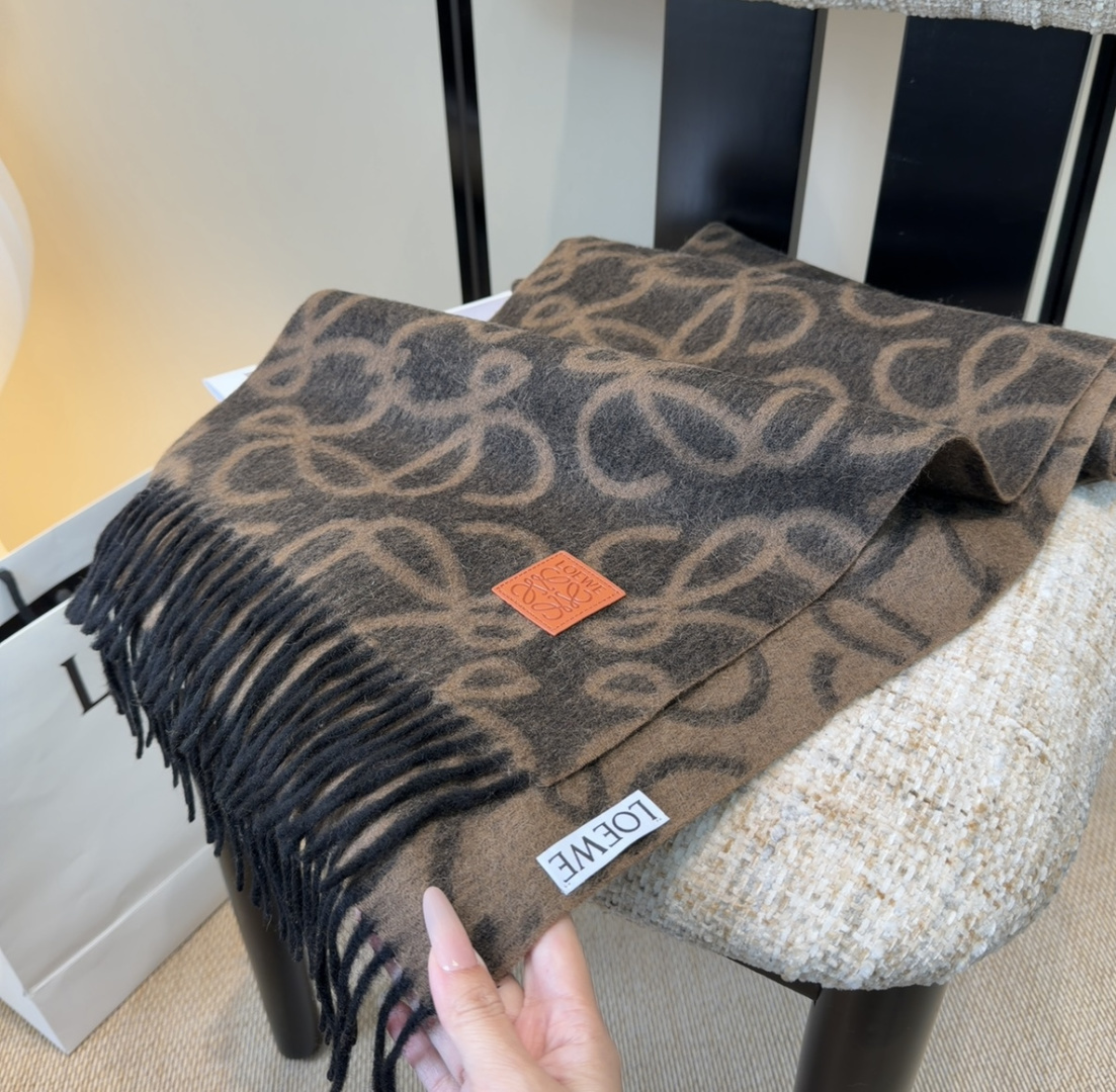 【▪Loewe · 罗意威难得一见的温柔配色，低调又不失优雅❗】重点推荐❗双面配色，一条围巾两种风格搭配