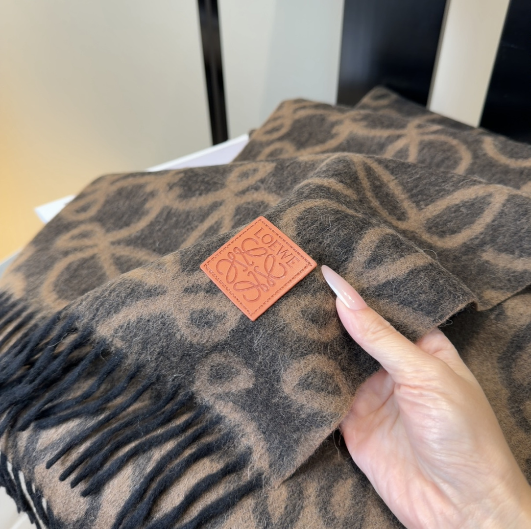 【▪Loewe · 罗意威难得一见的温柔配色，低调又不失优雅❗】重点推荐❗双面配色，一条围巾两种风格搭配