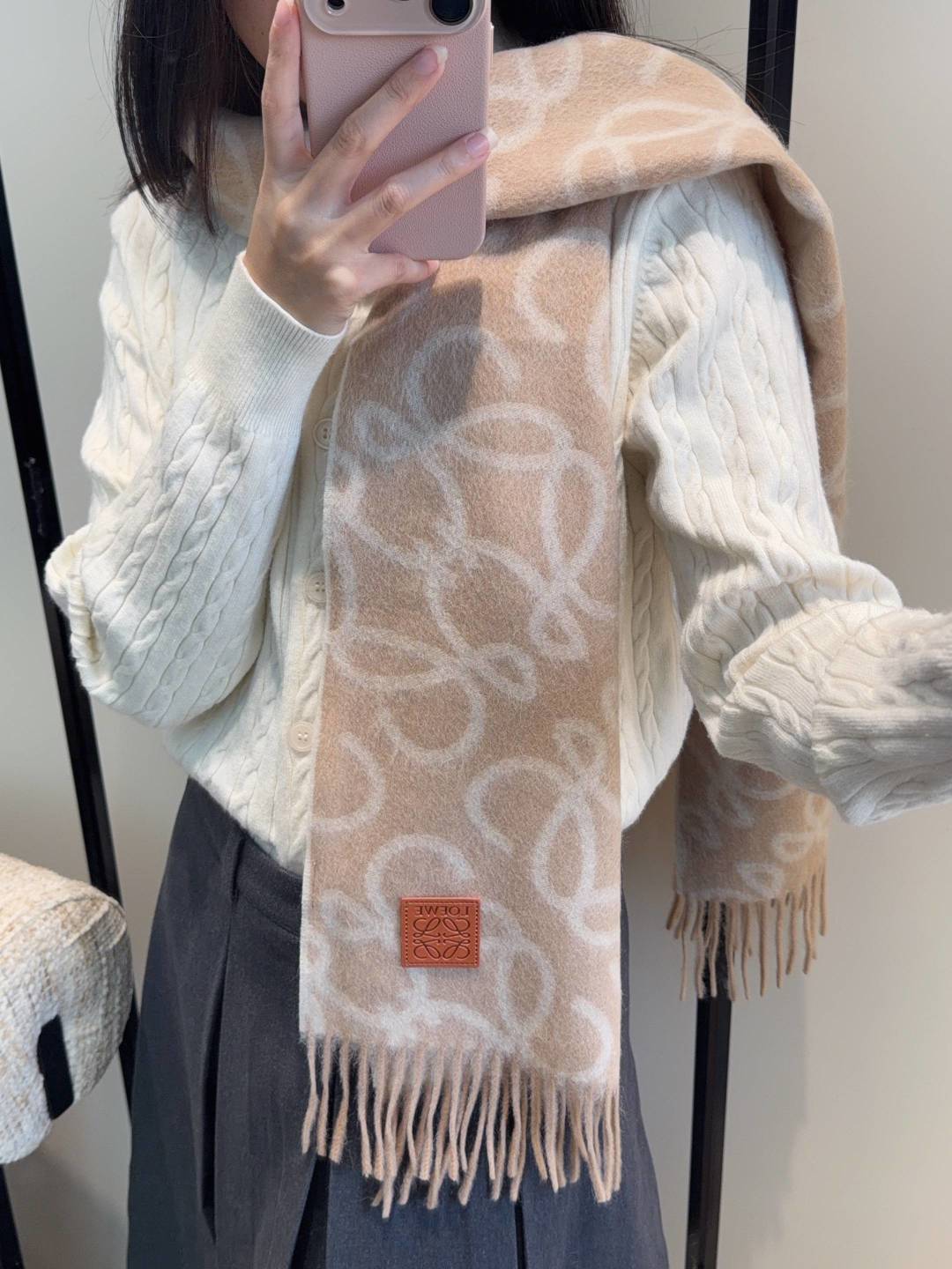 【▪Loewe · 罗意威难得一见的温柔配色，低调又不失优雅❗】重点推荐❗双面配色，一条围巾两种风格搭配