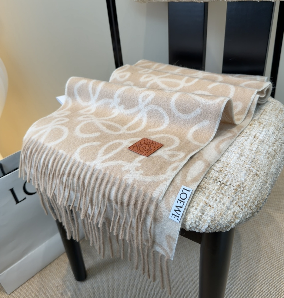 【▪Loewe · 罗意威难得一见的温柔配色，低调又不失优雅❗】重点推荐❗双面配色，一条围巾两种风格搭配