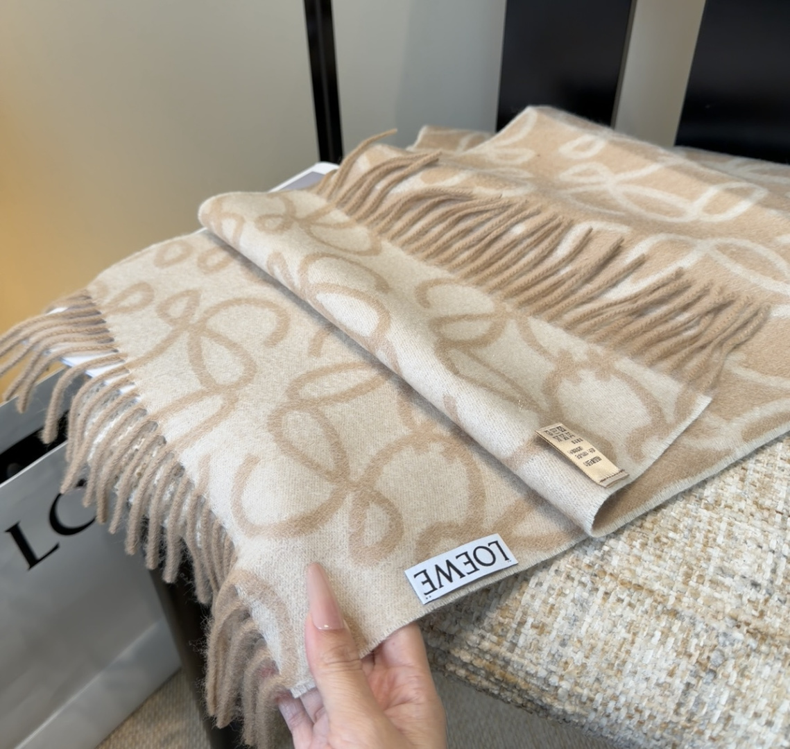 【▪Loewe · 罗意威难得一见的温柔配色，低调又不失优雅❗】重点推荐❗双面配色，一条围巾两种风格搭配