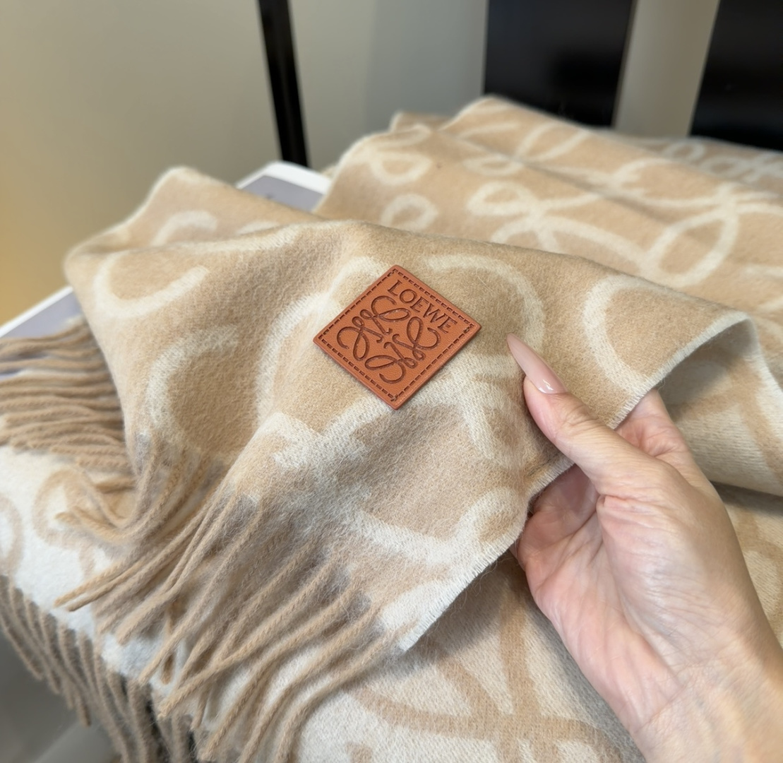 【▪Loewe · 罗意威难得一见的温柔配色，低调又不失优雅❗】重点推荐❗双面配色，一条围巾两种风格搭配