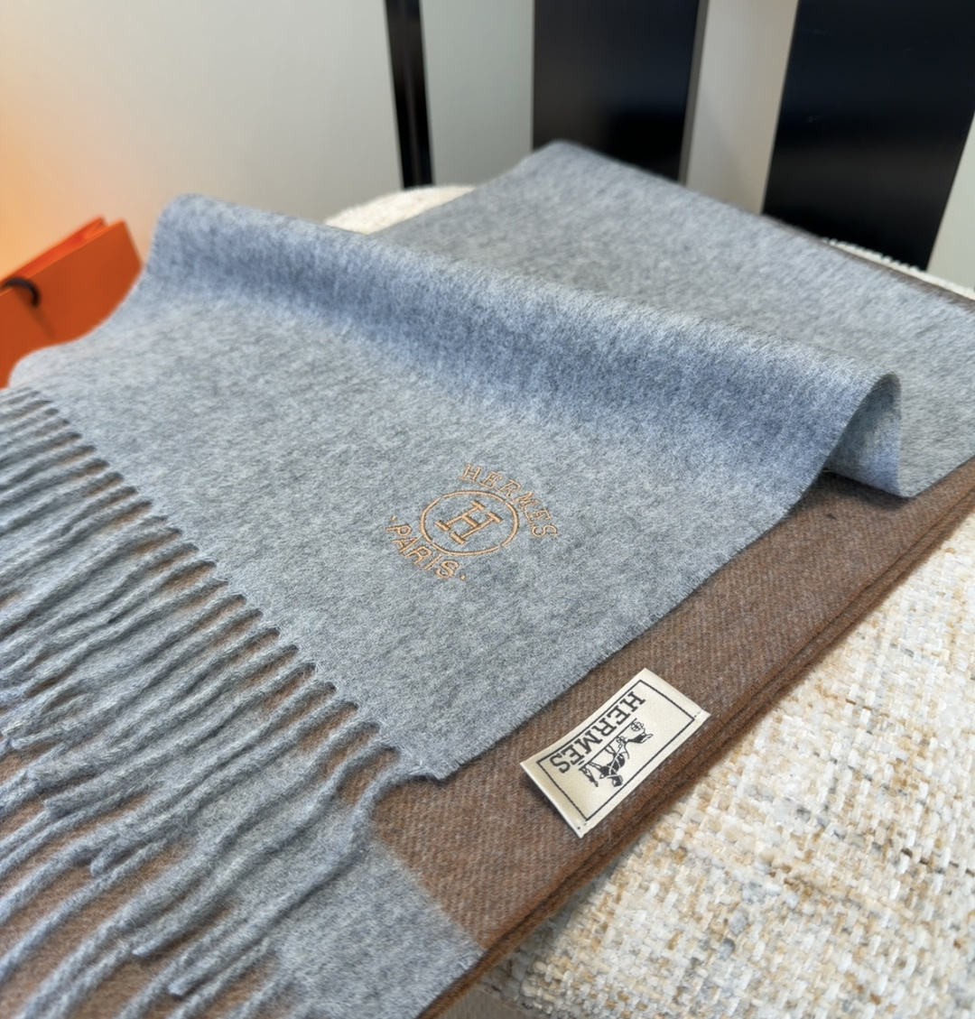 2025年Hermes · 爱马仕，难得一见的温柔配色，低调又不失优雅❗️】重点推荐❗️双边配色，一条围