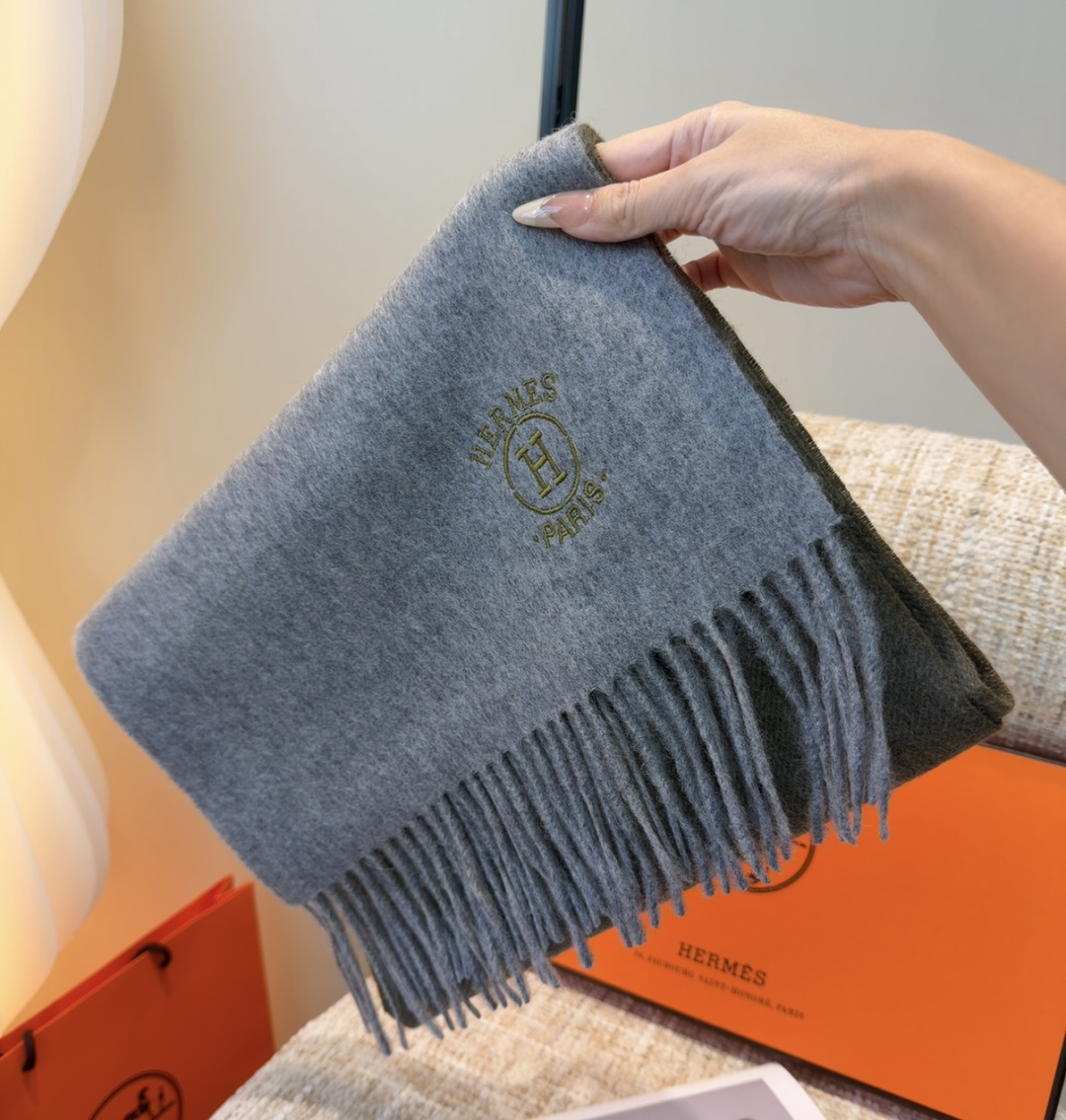 2025年Hermes · 爱马仕，难得一见的温柔配色，低调又不失优雅❗️】重点推荐❗️双边配色，一条围