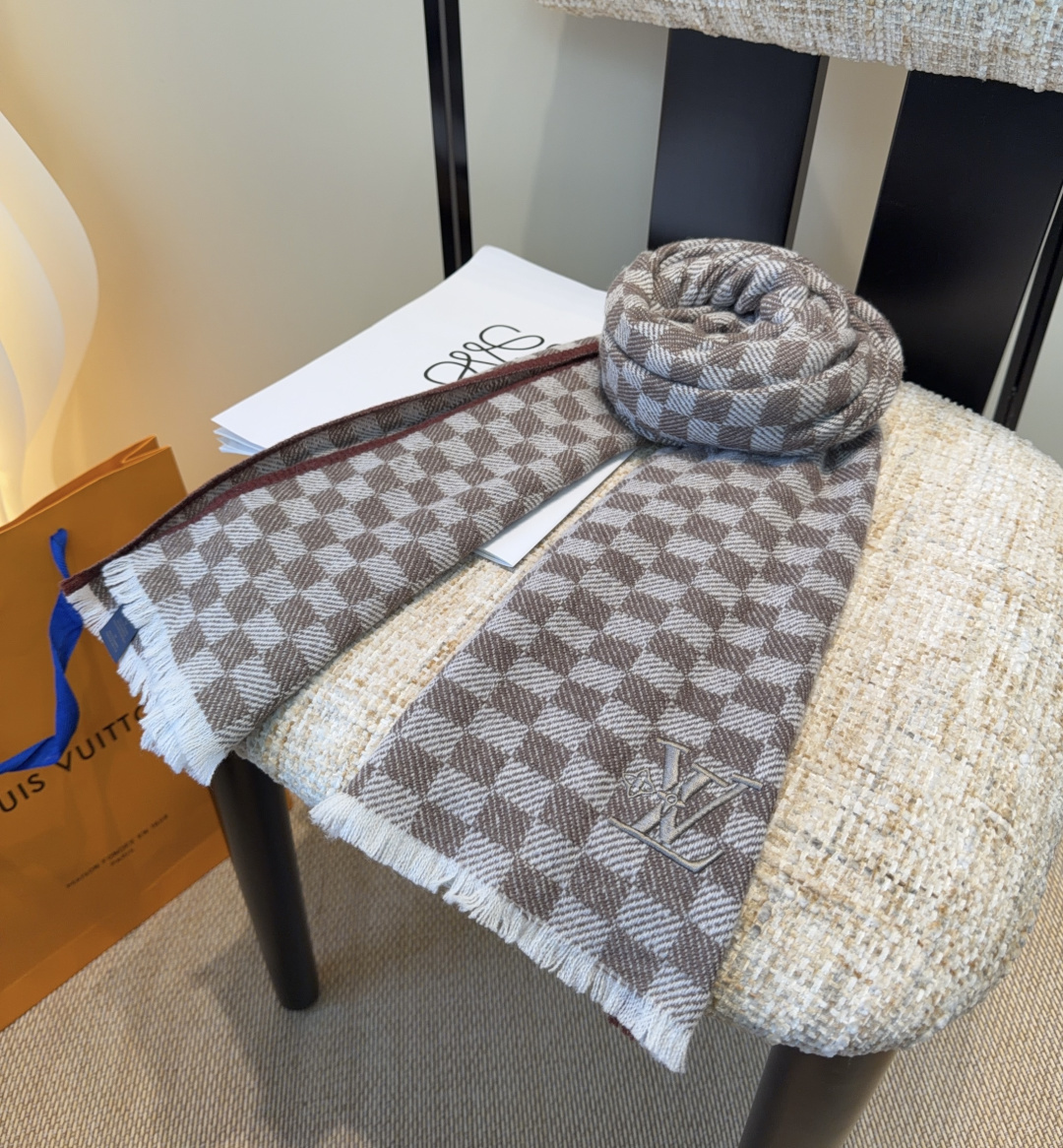 Lv围巾❗️好看的要疯掉了，太有型太有魅力了❗️❗️非常斯文时尚的秋冬单品！真的很喜欢，非常Classi
