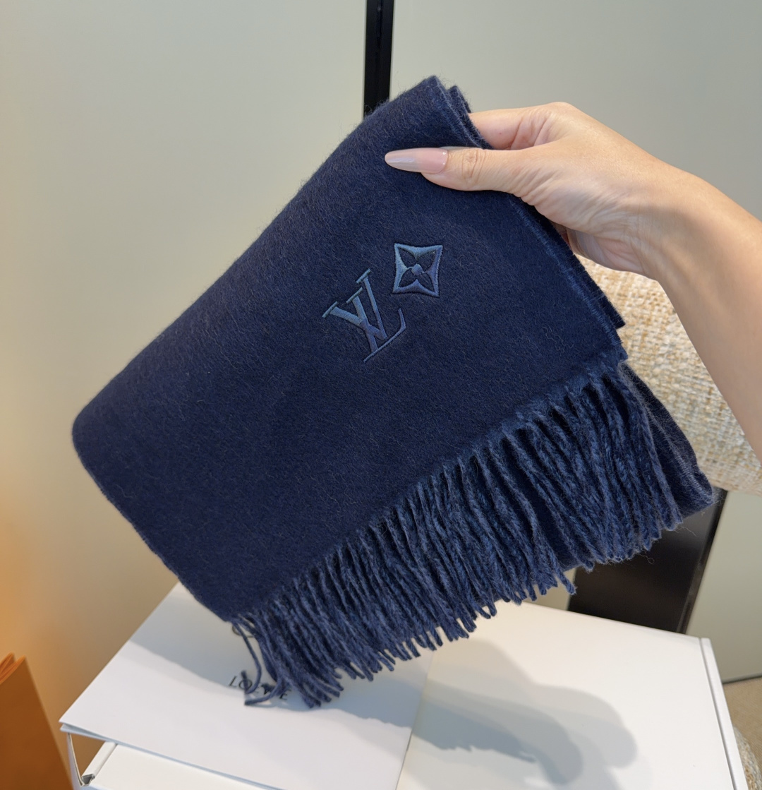 Lv围巾❗️好看的要疯掉了，太有型太有魅力了❗️❗️非常斯文时尚的秋冬单品！真的很喜欢，非常Classi