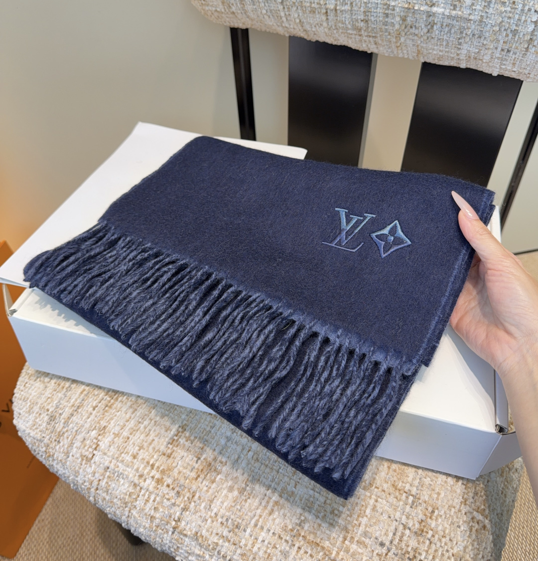 Lv围巾❗️好看的要疯掉了，太有型太有魅力了❗️❗️非常斯文时尚的秋冬单品！真的很喜欢，非常Classi