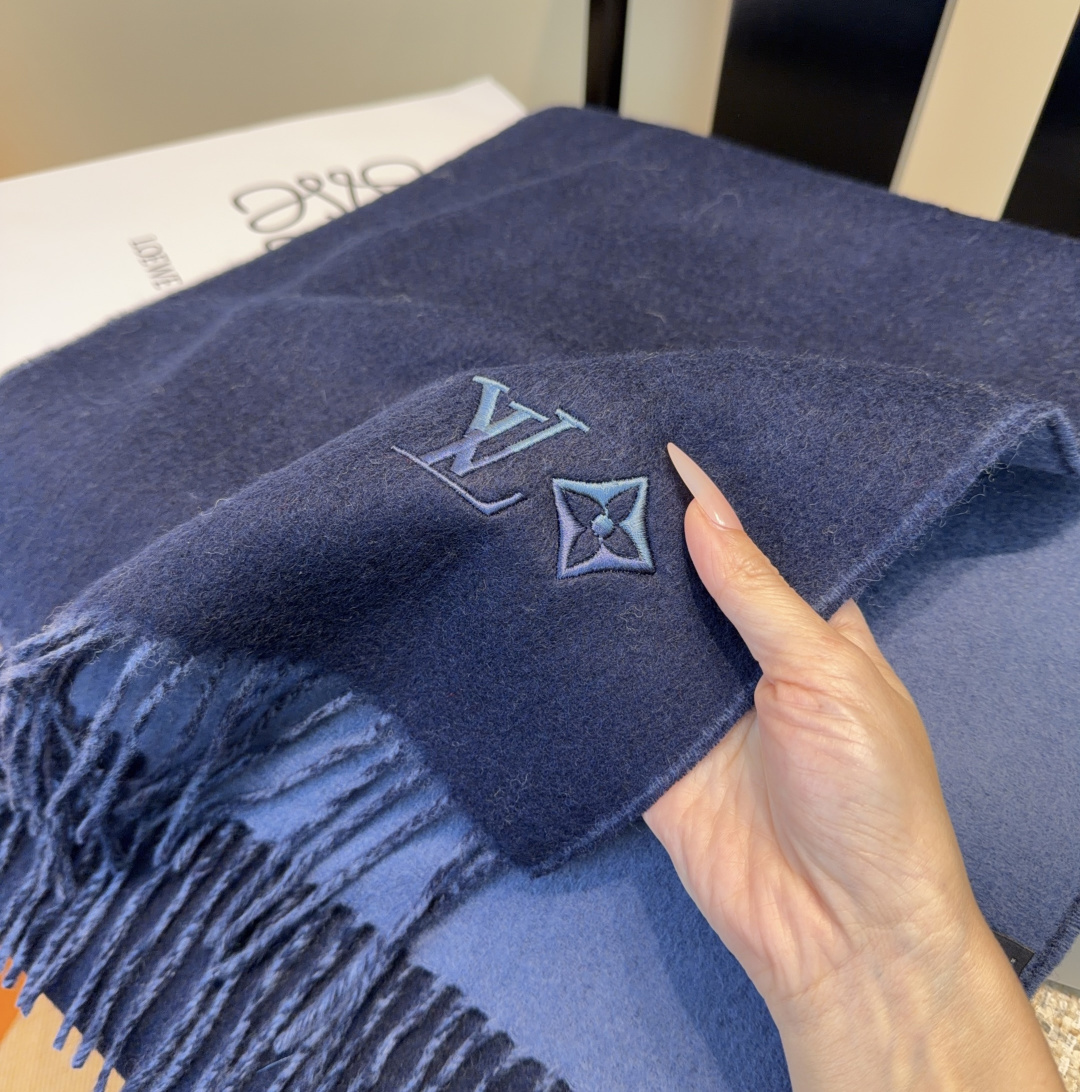 Lv围巾❗️好看的要疯掉了，太有型太有魅力了❗️❗️非常斯文时尚的秋冬单品！真的很喜欢，非常Classi