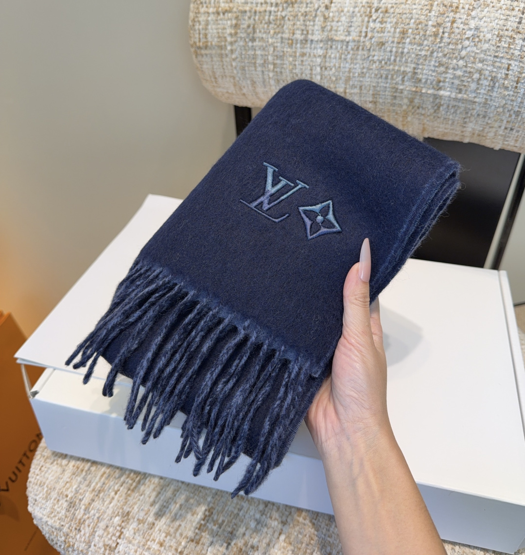 Lv围巾❗️好看的要疯掉了，太有型太有魅力了❗️❗️非常斯文时尚的秋冬单品！真的很喜欢，非常Classi