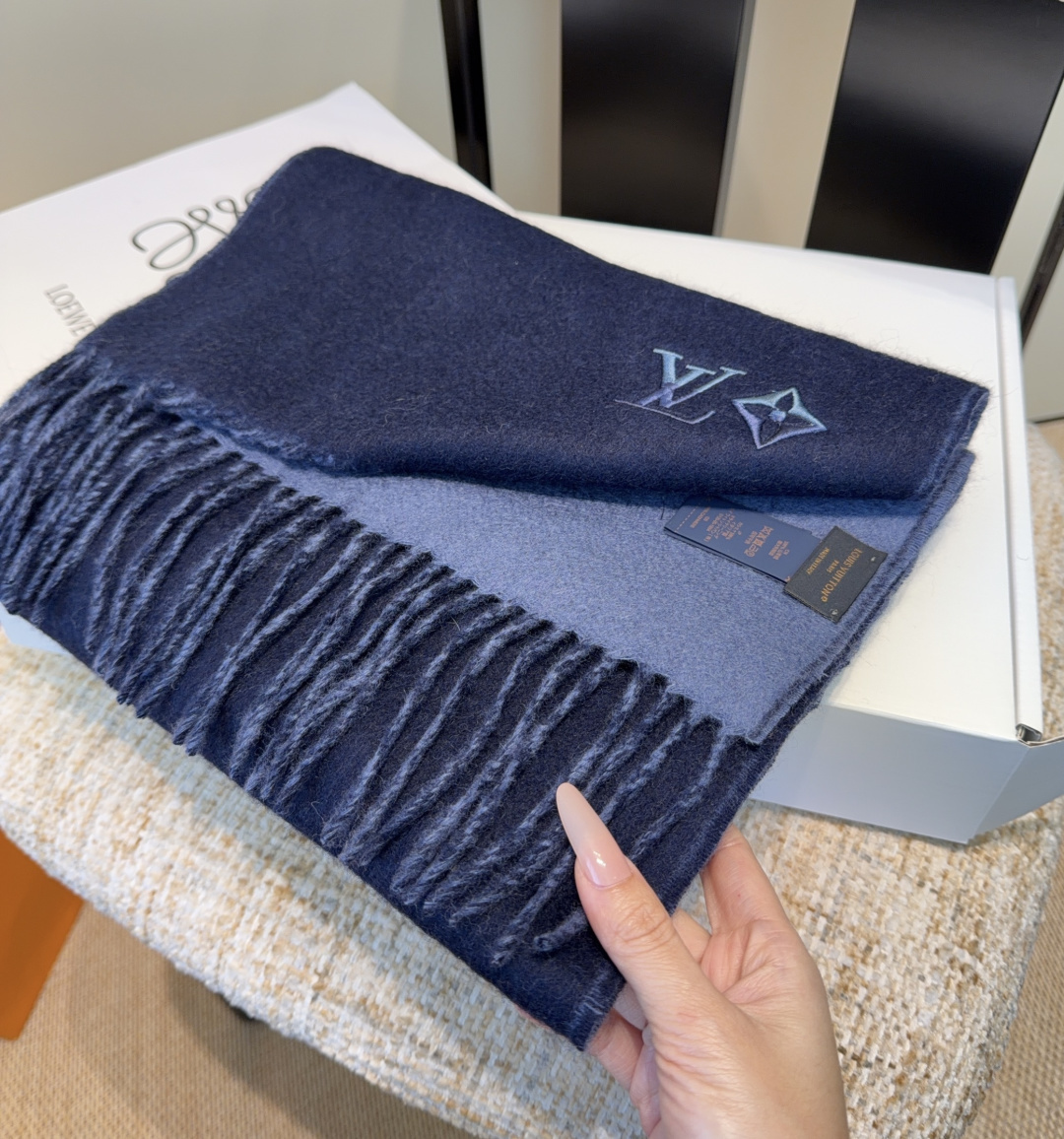 Lv围巾❗️好看的要疯掉了，太有型太有魅力了❗️❗️非常斯文时尚的秋冬单品！真的很喜欢，非常Classi