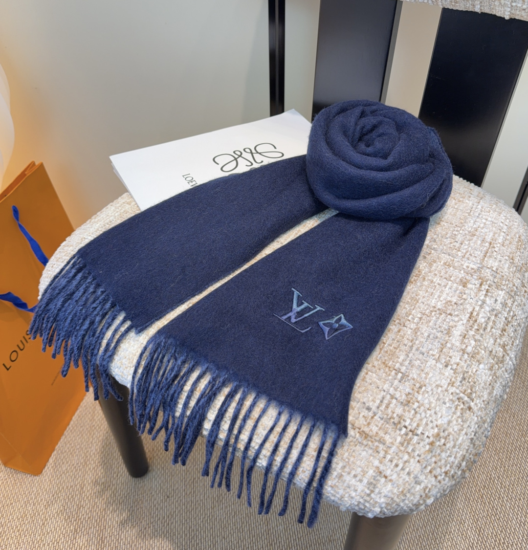 Lv围巾❗️好看的要疯掉了，太有型太有魅力了❗️❗️非常斯文时尚的秋冬单品！真的很喜欢，非常Classi