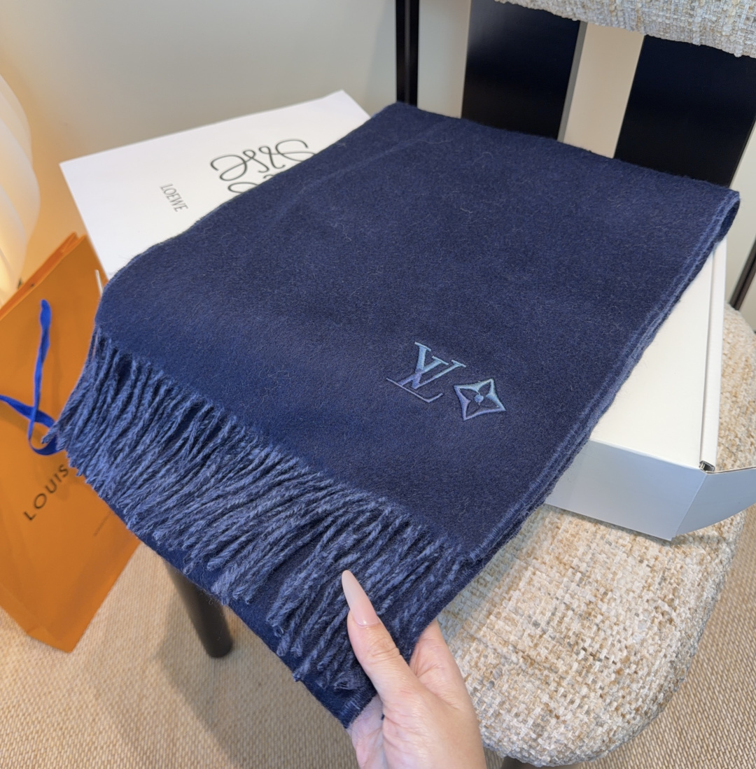 Lv围巾❗️好看的要疯掉了，太有型太有魅力了❗️❗️非常斯文时尚的秋冬单品！真的很喜欢，非常Classi