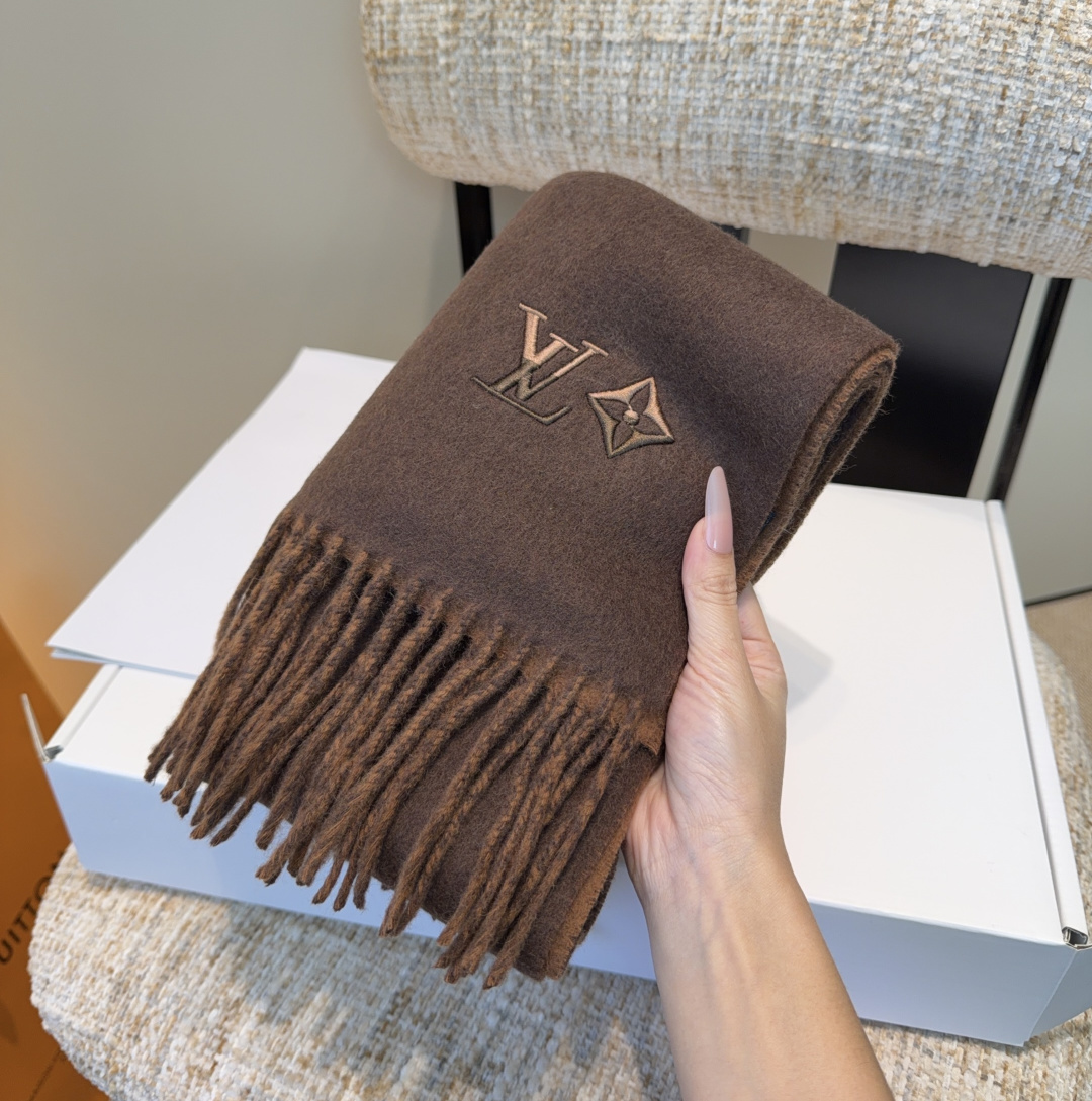 Lv围巾❗️好看的要疯掉了，太有型太有魅力了❗️❗️非常斯文时尚的秋冬单品！真的很喜欢，非常Classi