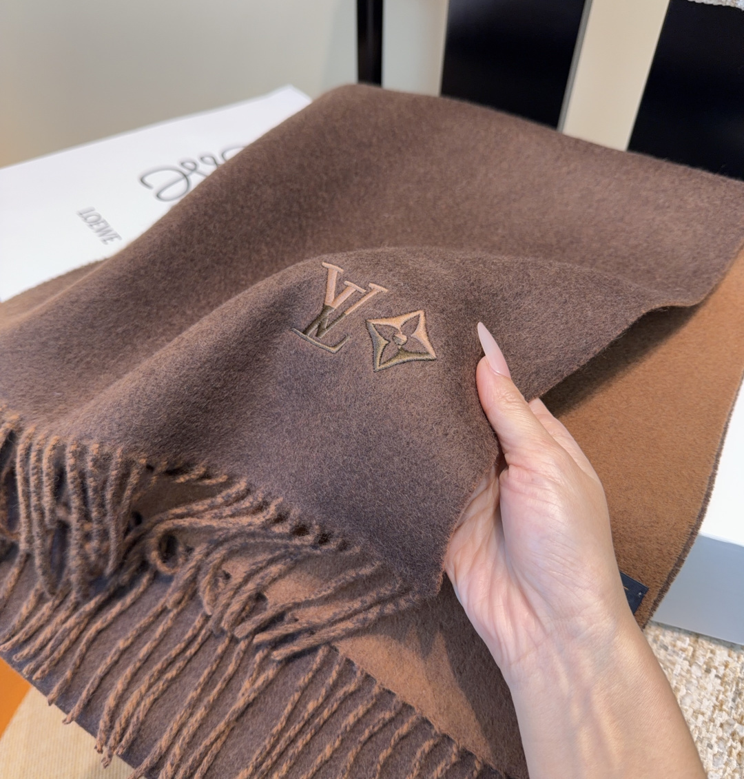 Lv围巾❗️好看的要疯掉了，太有型太有魅力了❗️❗️非常斯文时尚的秋冬单品！真的很喜欢，非常Classi