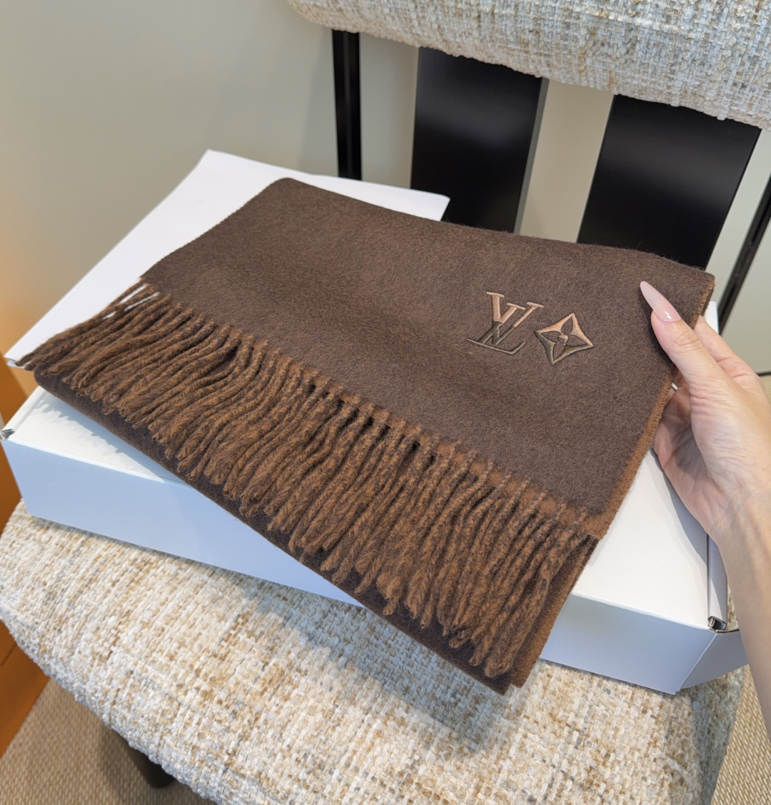 Lv围巾❗️好看的要疯掉了，太有型太有魅力了❗️❗️非常斯文时尚的秋冬单品！真的很喜欢，非常Classi