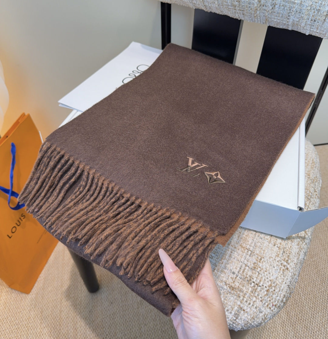 Lv围巾❗️好看的要疯掉了，太有型太有魅力了❗️❗️非常斯文时尚的秋冬单品！真的很喜欢，非常Classi