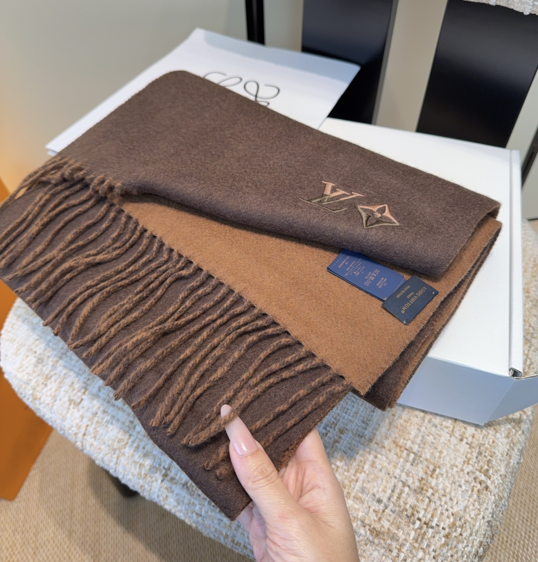 Lv围巾❗️好看的要疯掉了，太有型太有魅力了❗️❗️非常斯文时尚的秋冬单品！真的很喜欢，非常Classi