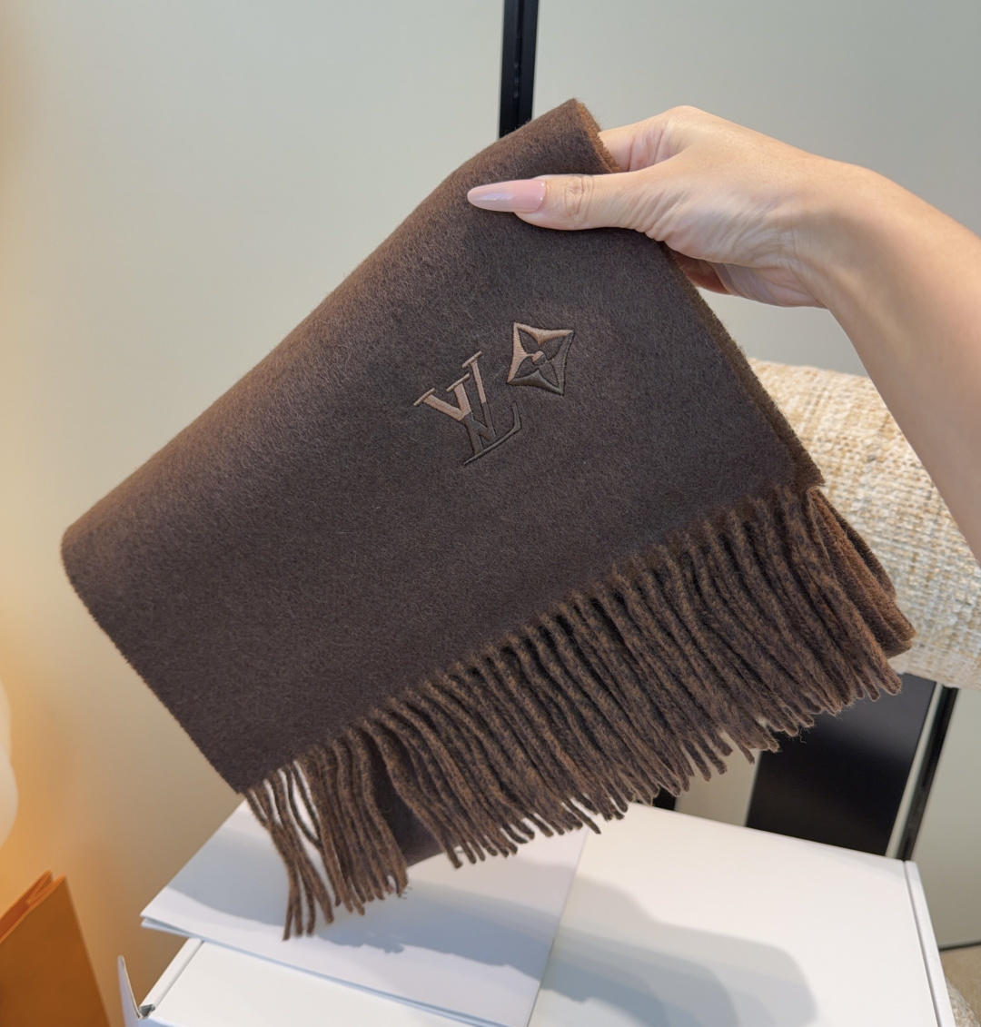 Lv围巾❗️好看的要疯掉了，太有型太有魅力了❗️❗️非常斯文时尚的秋冬单品！真的很喜欢，非常Classi