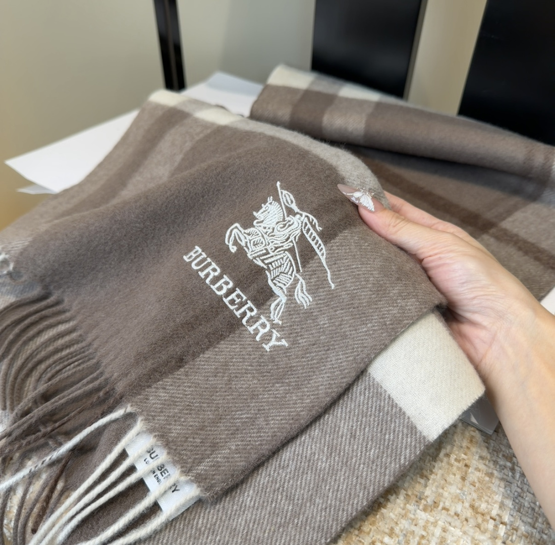 Burberry · 巴宝莉围巾❗️好看的要疯掉了，太有型太有魅力了❗️❗️非常斯文时尚的秋冬单品！真的