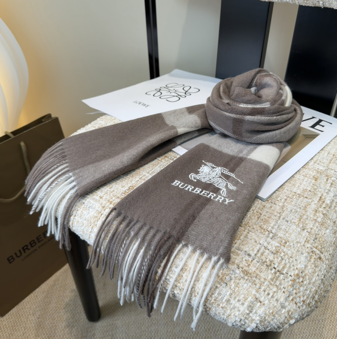 Burberry · 巴宝莉围巾❗️好看的要疯掉了，太有型太有魅力了❗️❗️非常斯文时尚的秋冬单品！真的