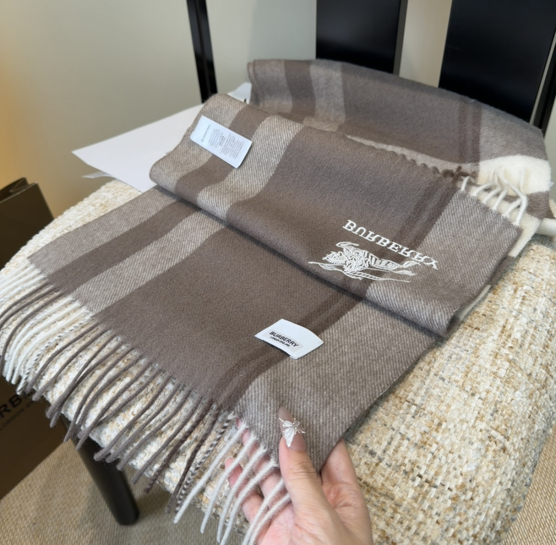 Burberry · 巴宝莉围巾❗️好看的要疯掉了，太有型太有魅力了❗️❗️非常斯文时尚的秋冬单品！真的