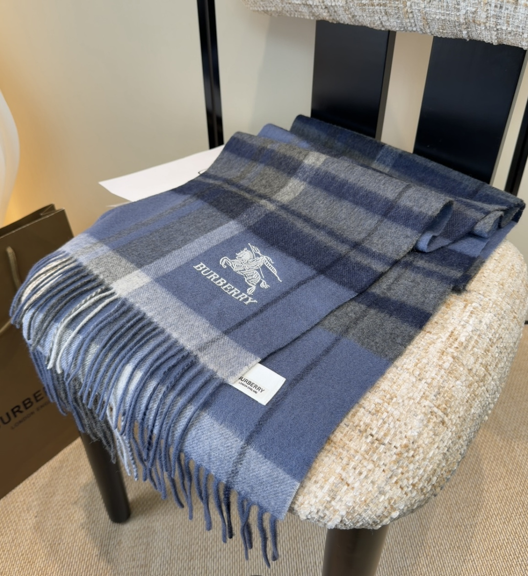 Burberry · 巴宝莉围巾❗️好看的要疯掉了，太有型太有魅力了❗️❗️非常斯文时尚的秋冬单品！真的