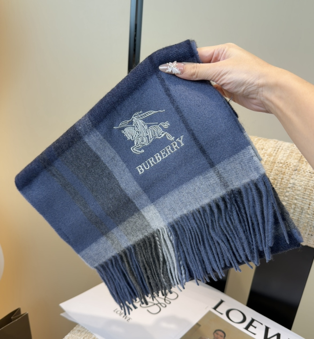 Burberry · 巴宝莉围巾❗️好看的要疯掉了，太有型太有魅力了❗️❗️非常斯文时尚的秋冬单品！真的