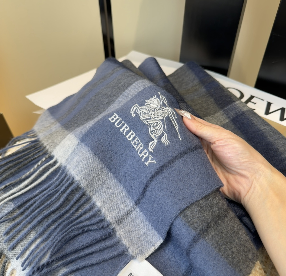 Burberry · 巴宝莉围巾❗️好看的要疯掉了，太有型太有魅力了❗️❗️非常斯文时尚的秋冬单品！真的