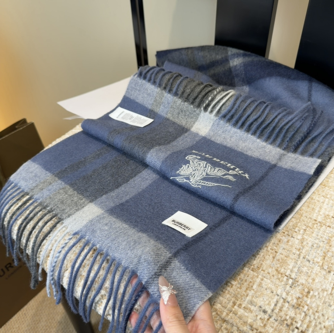 Burberry · 巴宝莉围巾❗️好看的要疯掉了，太有型太有魅力了❗️❗️非常斯文时尚的秋冬单品！真的