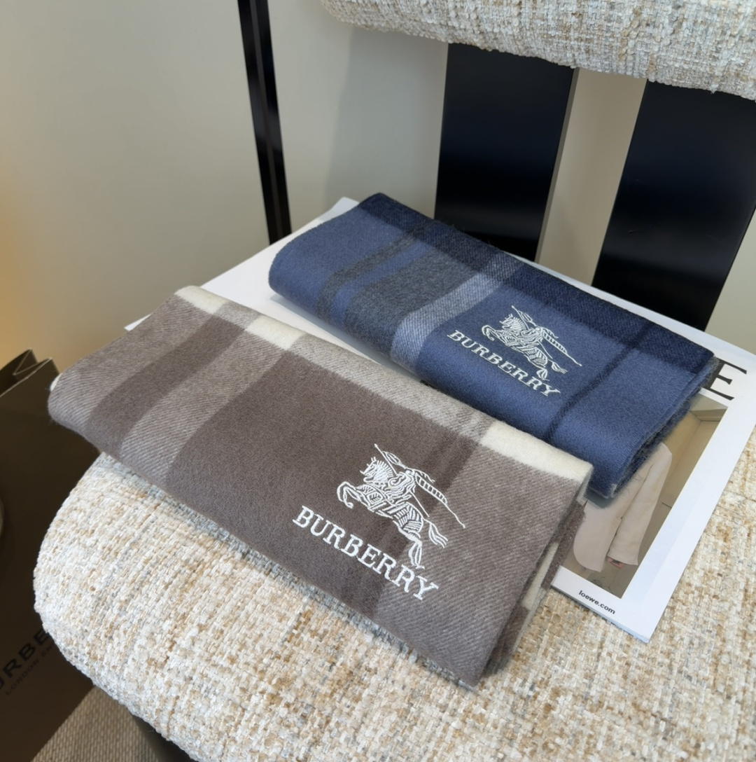 Burberry · 巴宝莉围巾❗️好看的要疯掉了，太有型太有魅力了❗️❗️非常斯文时尚的秋冬单品！真的