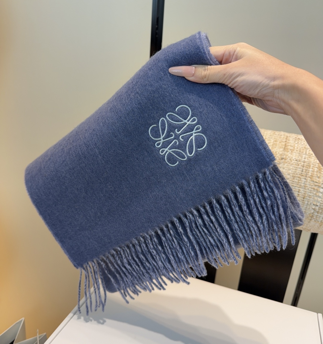 【▪Loewe · 罗意威难得一见的温柔配色，低调又不失优雅❗】重点推荐❗双面配色，一条围巾两种风格搭配