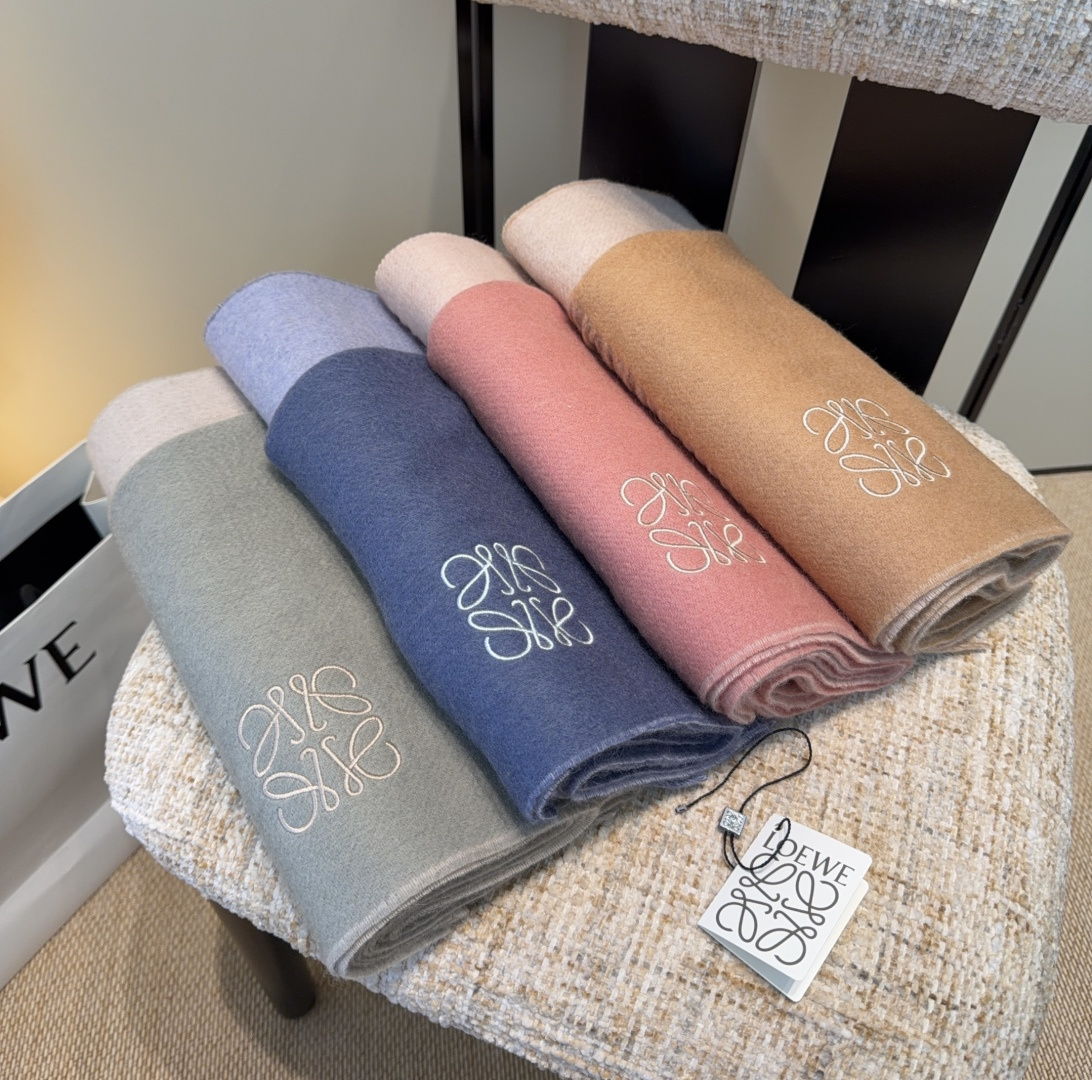 【▪Loewe · 罗意威难得一见的温柔配色，低调又不失优雅❗】重点推荐❗双面配色，一条围巾两种风格搭配