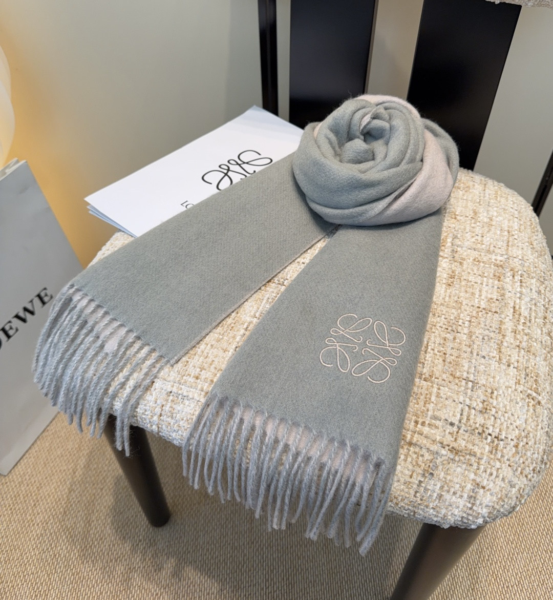 【▪Loewe · 罗意威难得一见的温柔配色，低调又不失优雅❗】重点推荐❗双面配色，一条围巾两种风格搭配