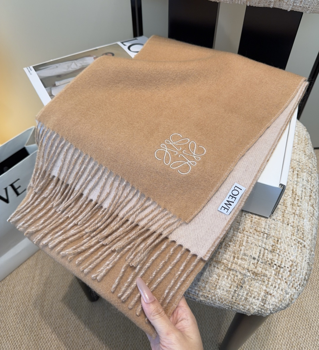 【▪Loewe · 罗意威难得一见的温柔配色，低调又不失优雅❗】重点推荐❗双面配色，一条围巾两种风格搭配