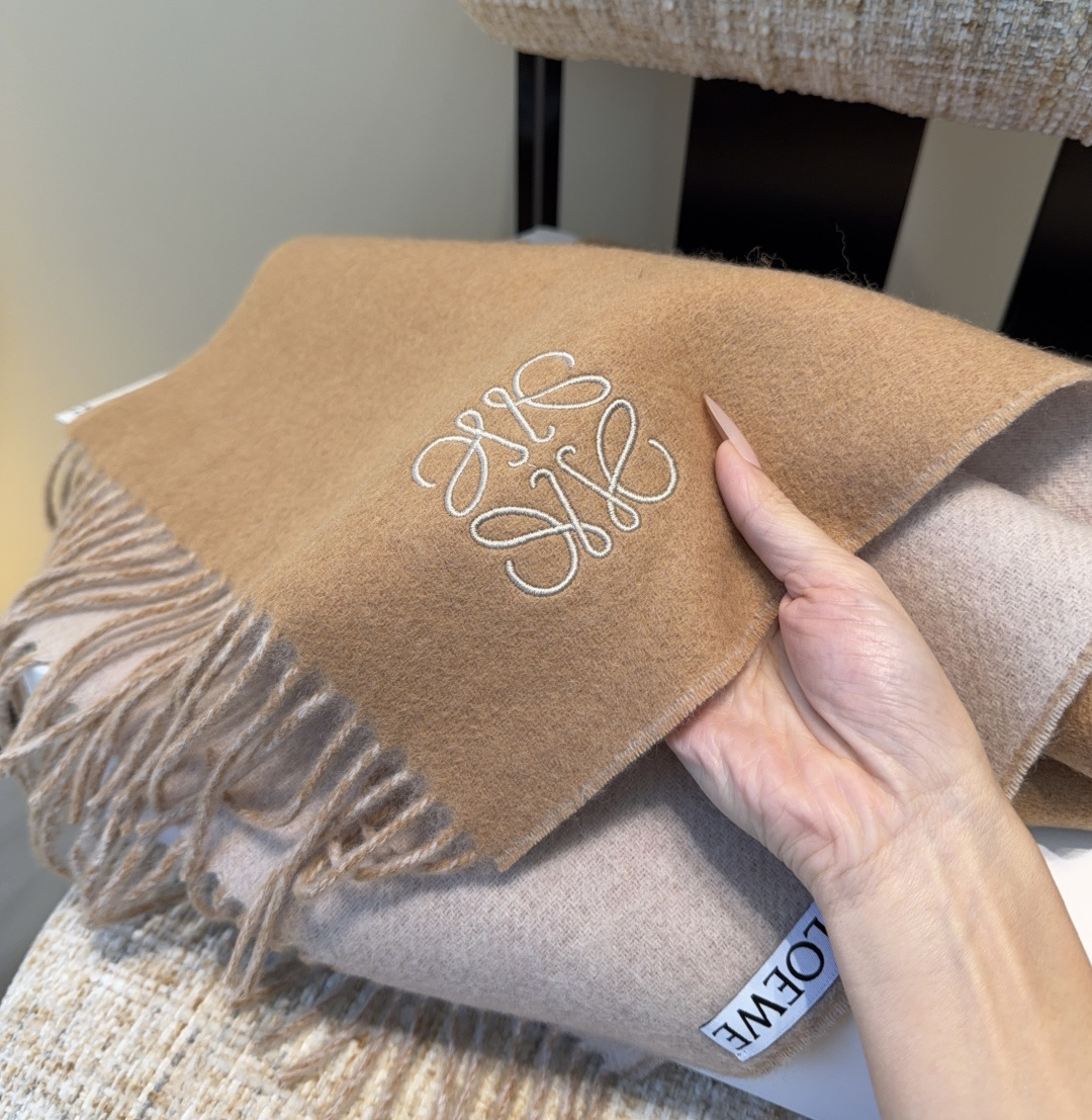 【▪Loewe · 罗意威难得一见的温柔配色，低调又不失优雅❗】重点推荐❗双面配色，一条围巾两种风格搭配