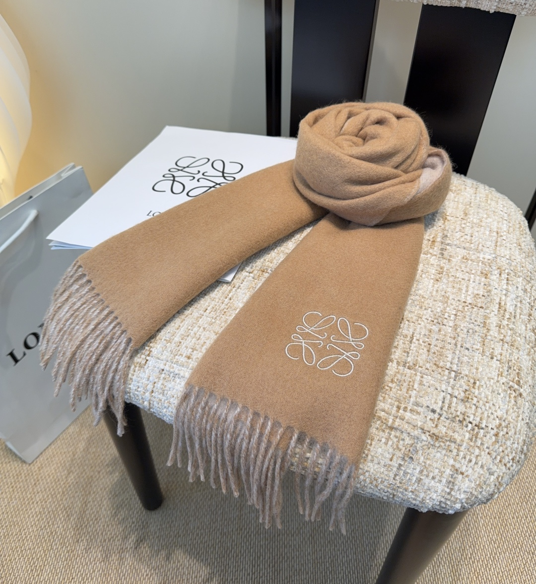 【▪Loewe · 罗意威难得一见的温柔配色，低调又不失优雅❗】重点推荐❗双面配色，一条围巾两种风格搭配