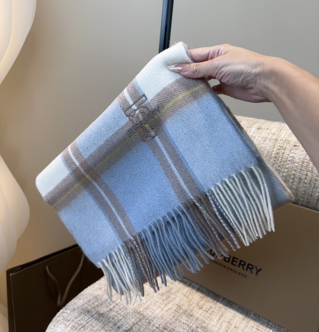 Burberry · 巴宝莉格子围巾❗️好看的要疯掉了，太有型太有魅力了❗️❗️非常斯文时尚的秋冬单品！