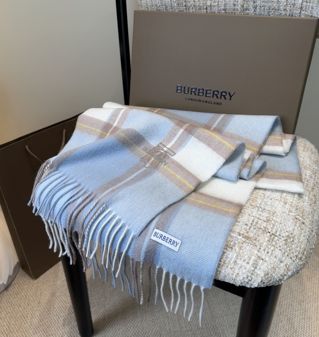 Burberry · 巴宝莉格子围巾❗️好看的要疯掉了，太有型太有魅力了❗️❗️非常斯文时尚的秋冬单品！