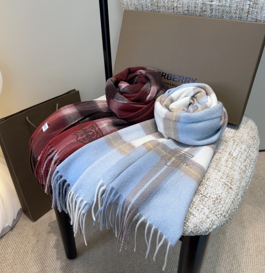 Burberry · 巴宝莉格子围巾❗️好看的要疯掉了，太有型太有魅力了❗️❗️非常斯文时尚的秋冬单品！